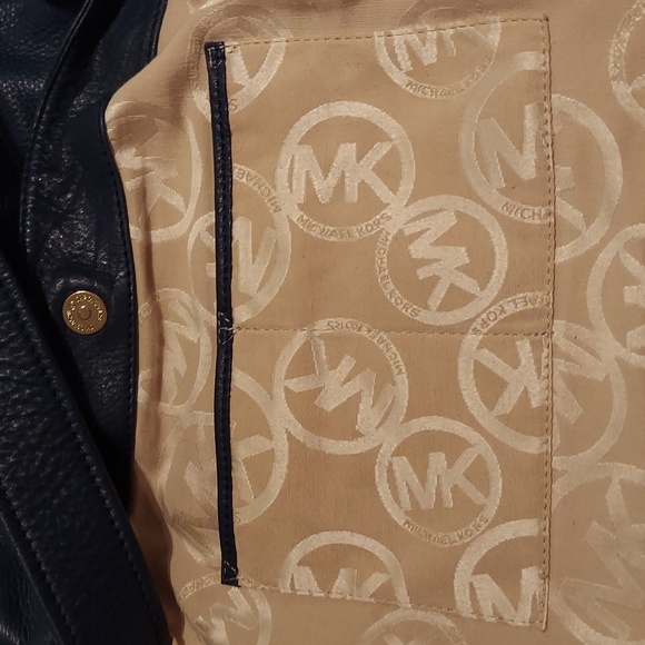 Micheal Kors  Navey Blue Soft Leather Bag. - Picture 8 of 10